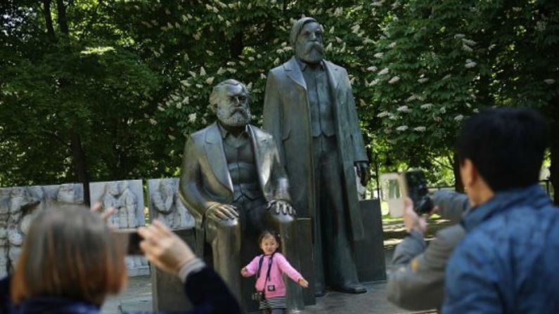 Turistas da China se fotografam em frente a uma estátua do filósofo e revolucionário Karl Marx em 4 de maio de 2018 em Berlim, Alemanha. O aniversário de 200 anos de Marx foi em 5 de maio de 2018 (Sean Gallup / Getty Images)