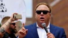 Google, Facebook e Apple banem InfoWars de Alex Jones