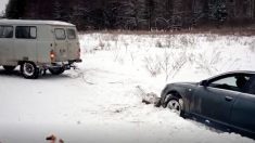 Kombi tenta rebocar carro atolado na neve