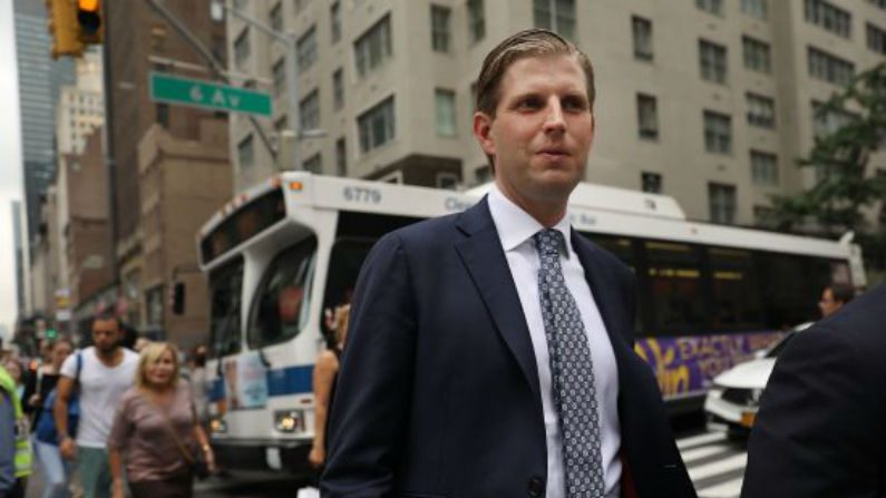 Eric Trump, filho do presidente Donald Trump, saindo da Trump Tower em Nova York em 15 de agosto de 2017 (Photo by Spencer Platt / Getty Images)