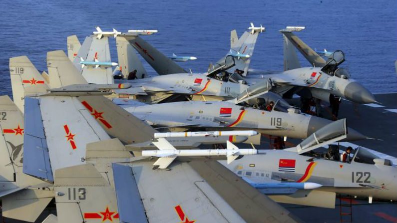 Jatos de combate multirole J-15 no porta-aviões da China, Liaoning, durante uma simulação no mar, em abril de 2018.  O novo relatório anual do Pentágono sobre as forças armadas chinesas diz que a China está treinando seus bombardeiros para possíveis ataques contra as forças americanas e aliadas (AFP / Getty Images)