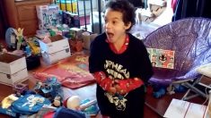 Menino solta grito de alegria ao abrir o último presente de natal
