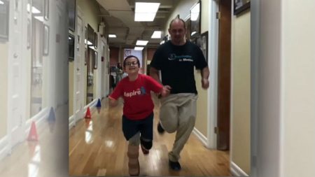 Momento reconfortante: menino de nove anos corre pela primeira vez com sua nova prótese