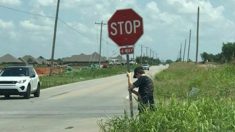 Adolescente usa pausa do almoço para segurar um sinal de pare em um calor de 35º