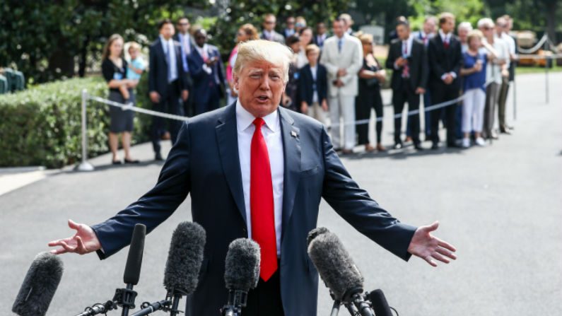 O presidente Donald Trump fala à mídia antes de partir para Bedminster, N.J., na Casa Branca, em Washington, em 17 de agosto de 2018 (Samira Bouaou / The Epoch Times)