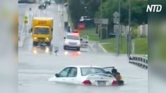 Bom samaritano resgata senhora de dentro do carro após inundação