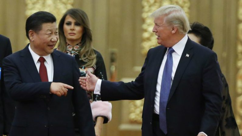 Presidente norte-americano Donald Trump e o líder chinês Xi Jinping chegam para jantar no Grande Salão do Povo em Pequim, na China, em 9 de novembro de 2017 (Thomas Peter/Getty Images)