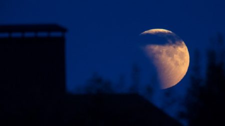 Lua tem muito gelo em seus polos e no lado escuro, afirma NASA