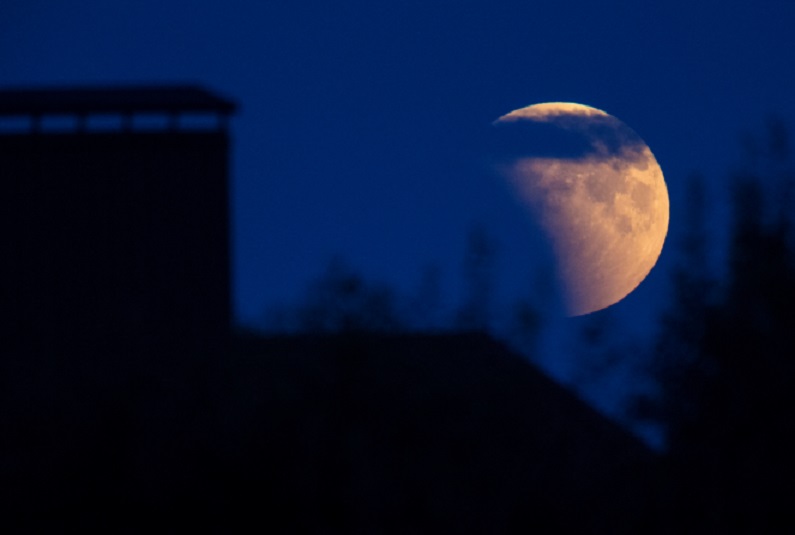 Lua tem muito gelo em seus polos e no lado escuro, afirma NASA