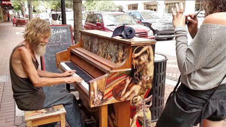 Pianista sem-teto se apresenta em jogo de futebol e ainda encontra o amor