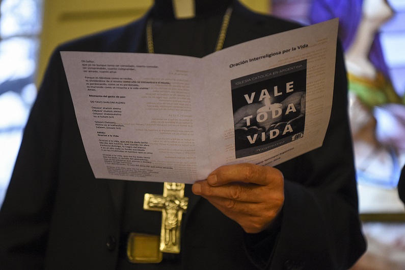 Após Senado rejeitar aborto, Igreja argentina diz que “toda vida vale”