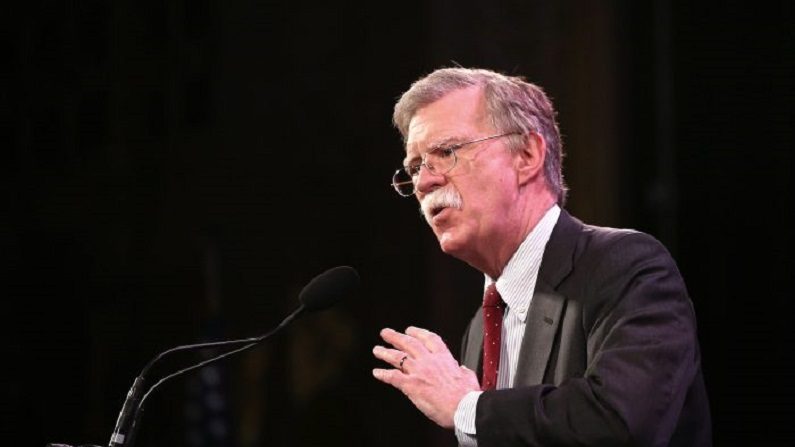 John Bolton, ex-embaixador norte-americano para as Nações Unidas, fala com convidados durante a Cúpula para a Liberdade do Iowa em Des Moines, Iowa, em 24 de janeiro de 2015. Bolton sugeriu que as acusações de que a Rússia interferiu nas eleições podem ser uma "bandeira falsa" (Scott Olson/Getty Images)