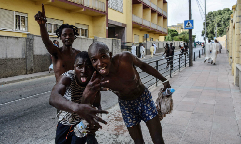 Espanha devolve ao Marrocos 116 imigrantes que pularam cerca fronteiriça