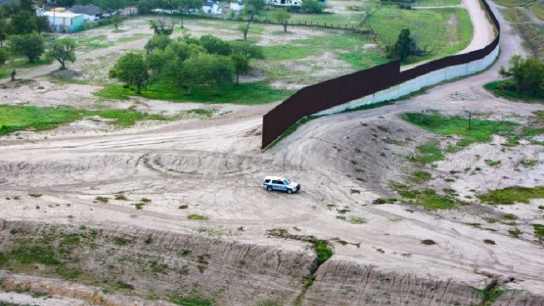 Muro parcialmente construído ao sul da fronteira do Texas com o México em 30 de maio de 2017 (Benjamin Chasteen/Epoch Times)