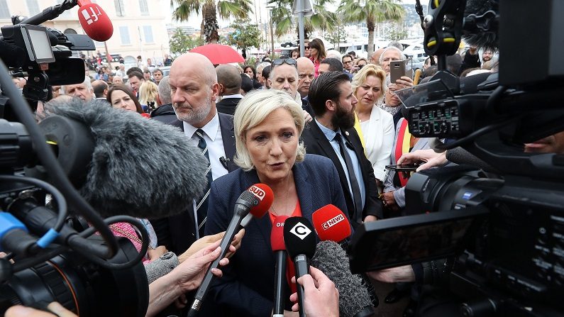 Ao centro, presidente do partido francês Agrupamento Nacional, Marine Le Pen (Valery Hache/AFP/Getty Images)