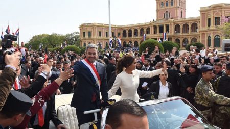 Mario Abdo Benítez toma posse como novo presidente do Paraguai