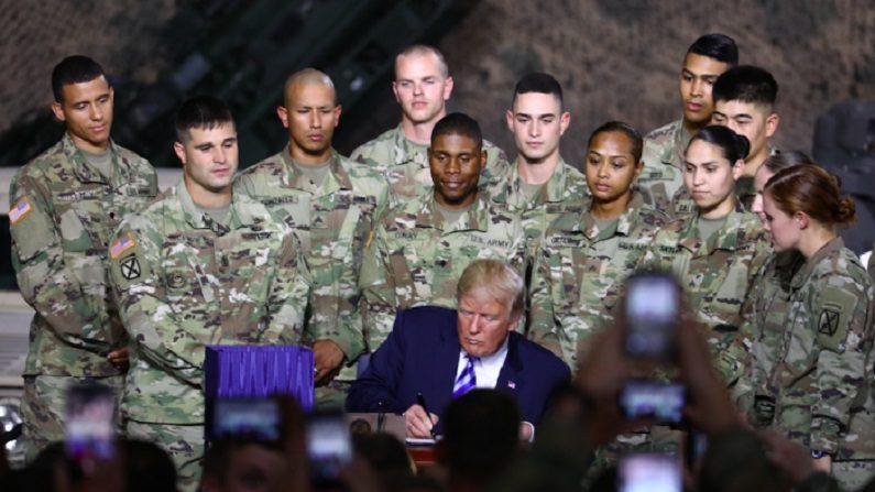 Donald Trump assina Lei de Autorização de Defesa Nacional em Fort Drum, Nova Iorque (Charlotte Cuthbertson/Epoch Times)