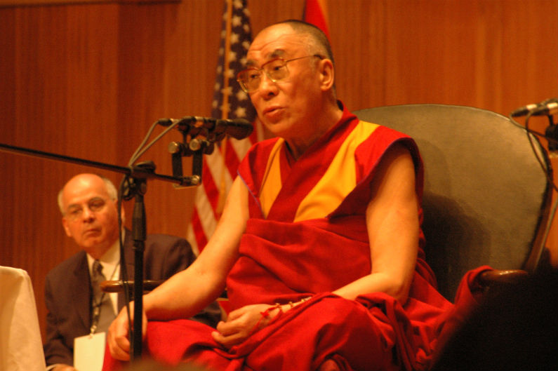 Dalai Lama reconhece estar ciente de abusos sexuais desde os anos 90