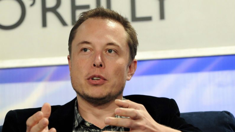 O CEO da Tesla, Elon Musk, 47, concordou em 29 de setembro de 2018, renunciar ao cargo de presidente da Tesla depois de chegar a um acordo com a Securities and Exchange Commission (SEC), que multou Musk e Tesla 20 milhões de dólares cada, em uma ação contra Musk por supostamente mentir para investidores quando postou no Twitter em agosto passado, sobre tomar a empresa privada. Musk permanecerá como CEO da Tesla, mas terá que renunciar como presidente por três anos (Flickr)