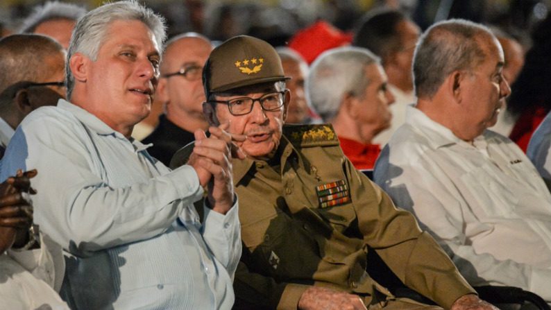 Líder de Cuba, Díaz-Canel (esq.) e o irmão de Fidel Castro, Raúl Castro (dir.) (Yamil Lage/AFP/Getty Images)