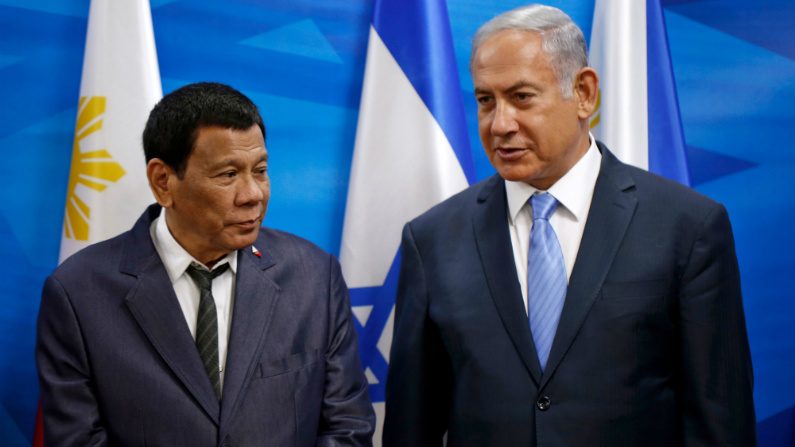 Presidente das Filipinas, Rodrigo Duterte (esq.) e o primeiro-ministro de Israel, Benjamin Netanyahu (Ronen Zvulun/AFP/Getty Images)