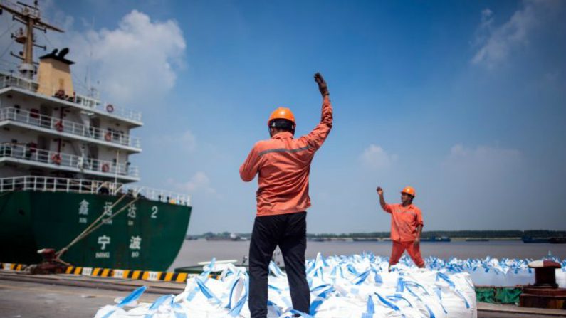 Trabalhadores portuários descarregam sacos com produtos químicos no porto de Zhangjiagang, na província de Jiangsu, China, em 7 de agosto de 2018 (Johannes Eisele/AFP/Getty Images)