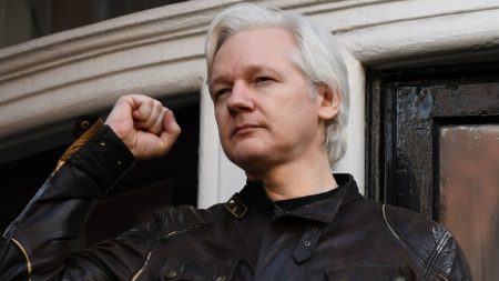 Julian Assange deixa comando do WikiLeaks, mas continua na equipe editorial