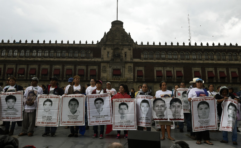 Mexicanos pedem justiça para os 43 estudantes que desapareceram em Ayotzinapa