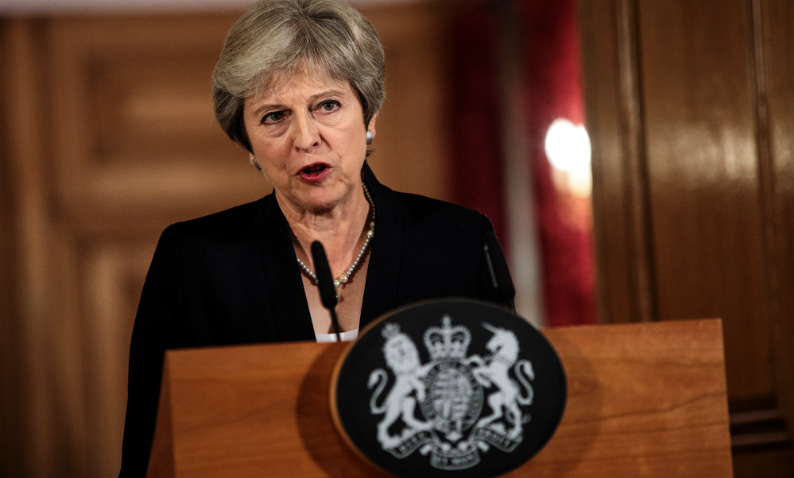 Theresa May pede “respeito” à UE e novas propostas para o “Brexit”