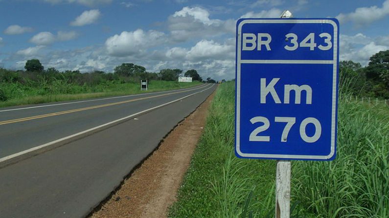 Placa de quilometração na BR-343, no Piauí (Academia de letras de CM)