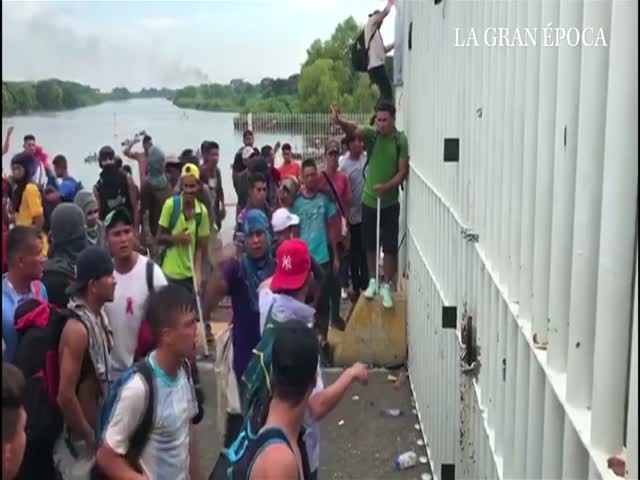 Migrantes com destino aos EUA atacam polícia na fronteira entre Guatemala e México (Vídeo)