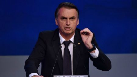 “A China está comprando o Brasil”, diz Bolsonaro