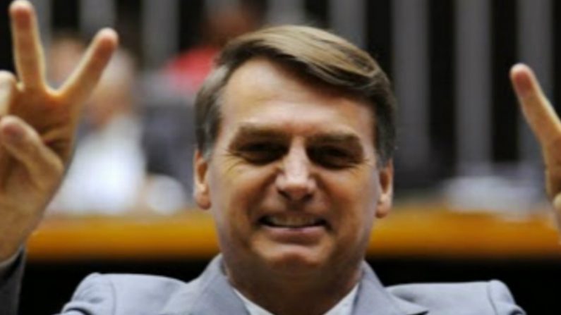 O presidente eleito do Brasil, Jair Bolsonaro, comemorou a vitória no segundo turno das eleições presidenciais deste domingo em seu primeiro discurso após a oficialização do resultado e prometeu que mudará "o destino" do país (Imagem do Youtube)