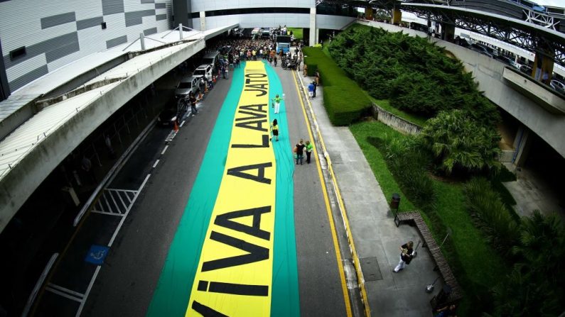Apoiadores do presidente eleito Jair Bolsonaro exibem faixa de apoio à operação "Lava Jato", a qual desmantelou o maior escândalo de corrupção da história do país (Heuler Andrey/AFP/Getty Images)