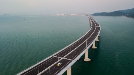 Maior ponte de travessia marítima do mundo é inaugurada na China