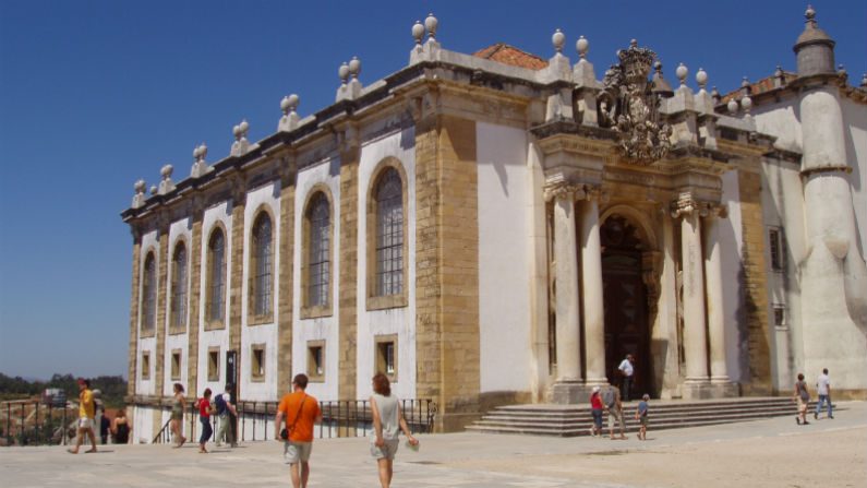 O júri também atribuiu uma menção honrosa a outro brasileiro, o estudante Virgílio Coelho, pelo trabalho "O fio de Ariadne: Desilusão e sensibilidade política em Os Maias", desenvolvido na Universidade Federal Minas Gerais (UFMG)(Karine et Cyril)