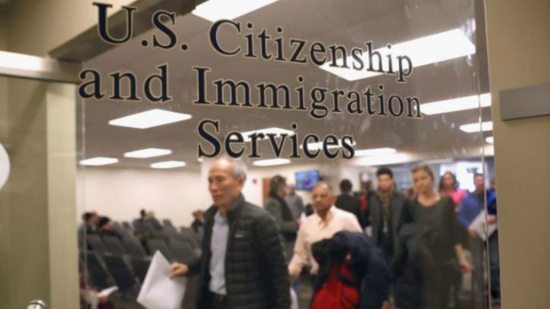 Imigrantes se preparam para se tornar cidadãos norte-americanos em um serviço de naturalização em 22 de janeiro de 2018 em Newark, Nova Jérsei (John Moore/Getty Images)