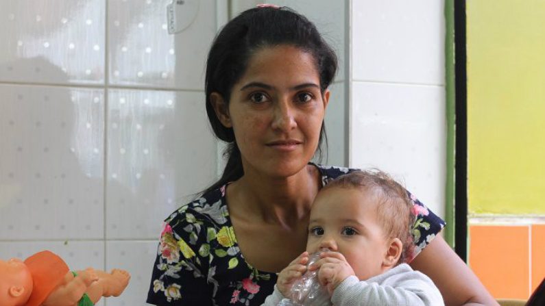 Norelia Perozo, 32 anos, e sua filha de 1 ano, Arantza, em Medellín, Colômbia, em 29 de setembro de 2018. Perozo fugiu da Venezuela há três meses com sua filha para buscar uma vida melhor na Colômbia (Mathew Di Salvo/Especial para o Epoch Times)