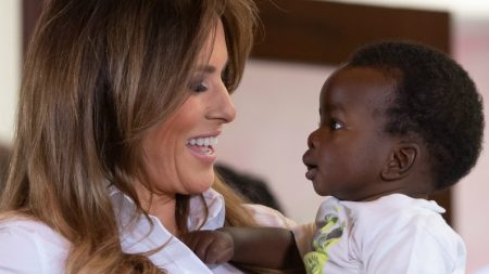 Melania Trump alimenta bebês elefantes no Quênia