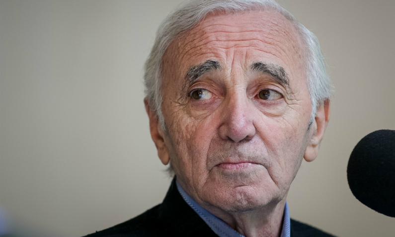 Macron lamenta morte do cantor francês Charles Aznavour