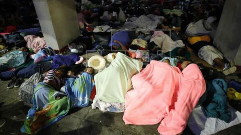 Imigrantes hondurenhos dormem em um acampamento no México (EFE/José Méndez)