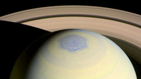 NASA descobre enorme vórtice polar acima de tempestade “hexagonal” de Saturno