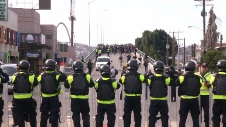 Caravana de migrantes pode estar planejando “invasão em massa” na fronteira dos EUA (Vídeo)