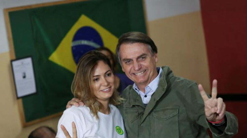 Jair Bolsonaro, recém-eleito presidente do Brasil, posa com sua esposa Michelle, ao chegar para votar votar em sua seção eleitoral no Rio de Janeiro, em 28 de outubro de 2018 (Reuters / Ricardo Moraes / Pool)