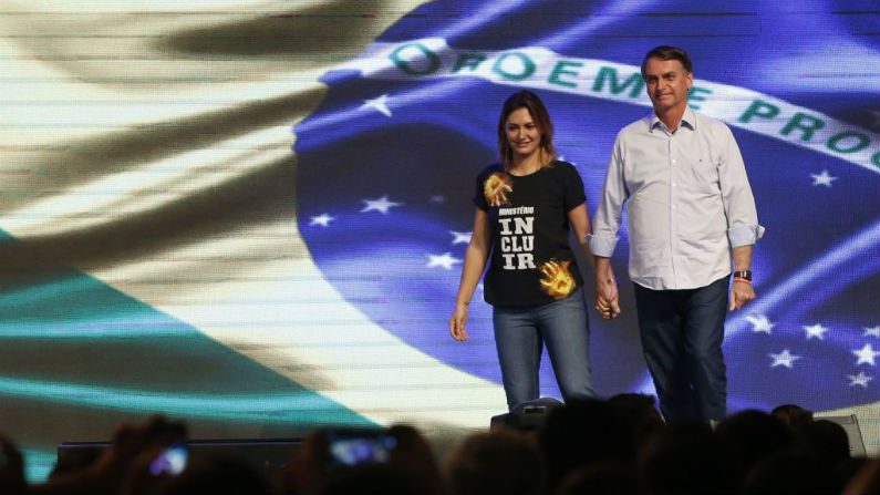 Presidente eleito Jair Bolsonaro em culto na Igreja Batista Atitude ao lado da esposa, Michelle Bolsonaro, no Rio de Janeiro (Fernando Frazão/Agência Brasil)