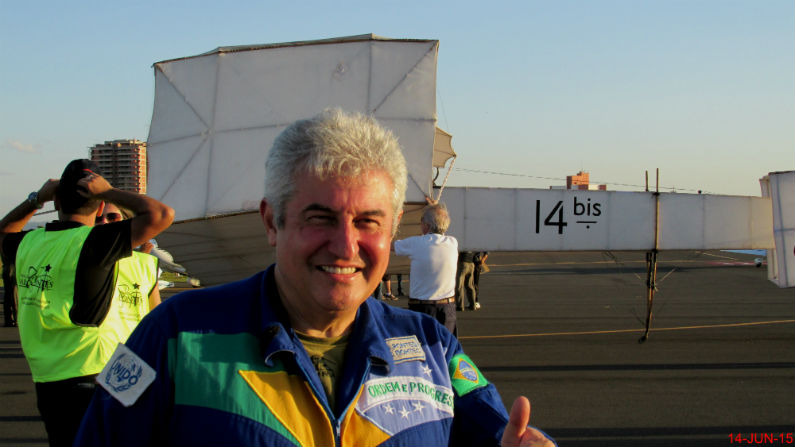 Marcos Pontes ao lado da réplica do 14 bis durante o Arraiá Aéreo  no Aeroclube de Bauru, em Bauru, no dia 22 de outubro de 2006 (Marco Aurélio Esparz)