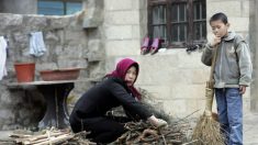 Chineses são proibidos de usar carvão e queimam móveis para se aquecer no norte gelado