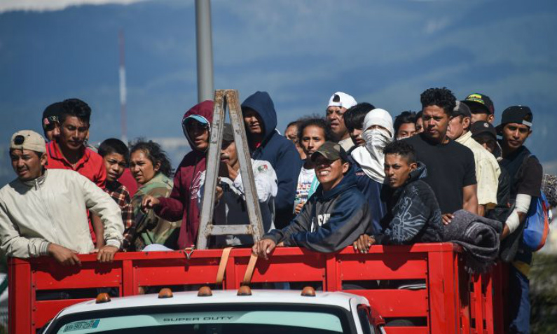 Caminhoneiros no México reclamam que estão sendo obrigados a levar migrantes da caravana