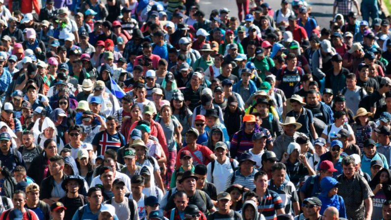 Migrantes salvadorenhos rumam para os EUA em 31 de outubro de 2018 (Marvin Recinos/AFP/Getty Images)