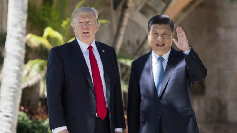 Líder comunista chinês, Xi Jinping, cumprimenta a imprensa enquanto caminha com o presidente dos EUA, Donald Trump, na propriedade Mar-a-Lago, em West Palm Beach, Flórida, em 7 de abril de 2017 (Jim Watson/AFP/Getty Images)